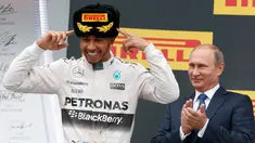 Presiden Russia, Vladimir Putin melihat pembalap F1 tim Mercedes, Lewis Hamilton merayakan kemenangannya di atas podium usai menjadi juara ajang balap GP Formula 1 Rusia di Sochi, Minggu (11/10/2015). (REUTERS/Grigory Dukor)
