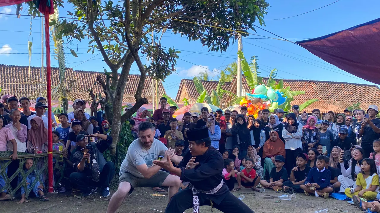 Wisatawan manca negara ikut meriahkan tradisi mencak sumping di Dusun Mandaluko Banyuwangi (Istimewa)