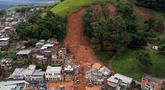 Foto udara menunjukkan tim penyelamat mencari korban di tengah reruntuhan setelah tanah longsor akibat hujan lebat di lingkungan Barrio Parque Jardim Burnier, Juiz de Fora, Negara Bagian Minas Gerais, Brasil, pada 24 Februari 2026. (Pablo PORCIUNCULA/AFP)