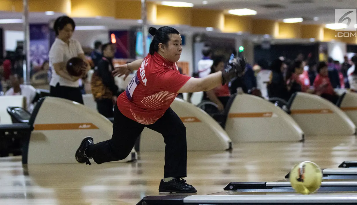 Atlet bowling Indonesia, Elsa Maris melempar bola saat tampil pada cabang tenpin bowling TPB 4 di Jaya Ancol Bowling Center, Jakarta, Selasa (9/10). Elsa Maris menyumbang medali emas keenam untuk Indonesia. (Bola.com/Vitalis Yogi Trisna)