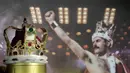 Mahkota khas Freddie Mercury yang dikenakan selama Tur 'Magic', dipamerkan di ruang lelang Sotheby's di London, Kamis, 3 Agustus 2023. (AP Photo/Kirsty Wigglesworth)