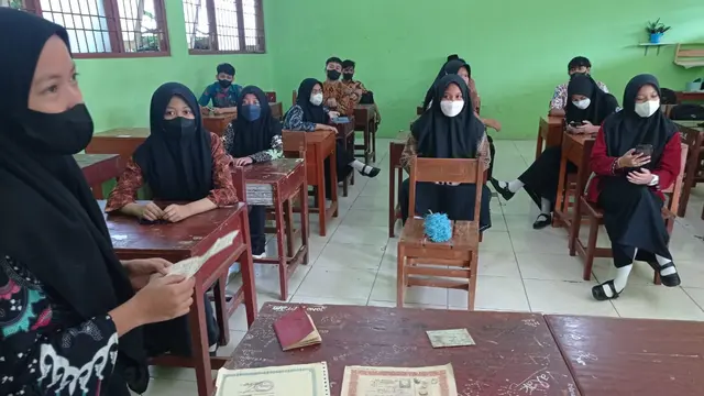 Pameran arsip dan artefak keluarga di SMA N Sigaluh Banjarnegara. (Foto: Liputan6.com/Heni Purwono)