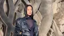 Gaya Moon Ga Young saat hadir di acara Paris Fashion Week 2023. Ia diundang dalam peragaan busana YSL Women's Winter 23 karta Anthony Vaccarello yang digelar pada Selasa (28/2). (Instagram/m_kayoung)