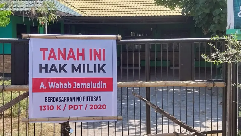 Kantor BPP Dompu disegel ahli waris. (Foto: Liputan6.com/Miftahul Yani)