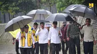 Presiden Joko Widodo (Jokowi) didampingi sejumlah menteri kabinet kerja dan PJ Gubernur DKI Jakarta, Heru Budi Hartono meninjau pekerjaan normalisasi Sungai Ciliwung di Pengadegan, Jakarta Selatan, Selasa (21/2/2023). (Dok. Kementerian PUPR)