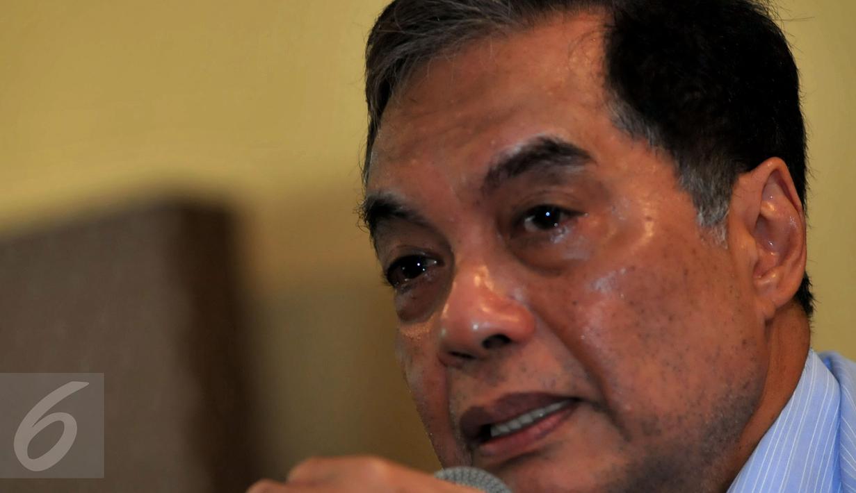 Anggota keluarga Allya Siska Nadya menangis saat menggelar konferensi pers terkait kasus Klinik chiropractic di Jakarta, (08/01). Allya meninggal setelah menjalani terapi di klinik chiropractic kawasan Pondok Indah. (Liputan6.com/Faisal R Syam)