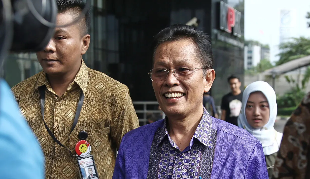 Panitera Mahkamah Konstitusi Kasianur Sidauruk menjawab pertanyaan wartawan usai diperiksa di Gedung KPK Jakarta, Jumat (9/3). Kasianur Sidauruk diperiksa terkait kasus sengketa pilkada di MK pada tahun 2013. (Liputan6.com/Herman Zakharia)