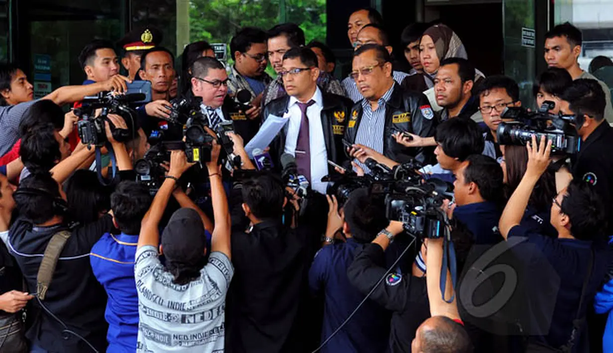 Tim kuasa hukum Komjen Budi Gunawan, Eggi Sudjana didampingi Rasman Nasution, Bob Hasan dan Budi Nugroho memberi keterangan kepada wartawan di Gedung KPK, Jakarta, Senin (2/2/2015). (Liputan6.com/Faisal R Syam)