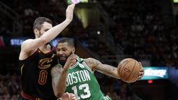 Pemain Boston, Marcus Morris (13) berusaha melewati adangan pemain Cleveland, Kevin Love (0) pada gim keempat final Wilayah Timur NBA basketball di Quicken Loans Arena (21/5/2018). Cavaliers menang 111-102. (AP/Tony Dejak)