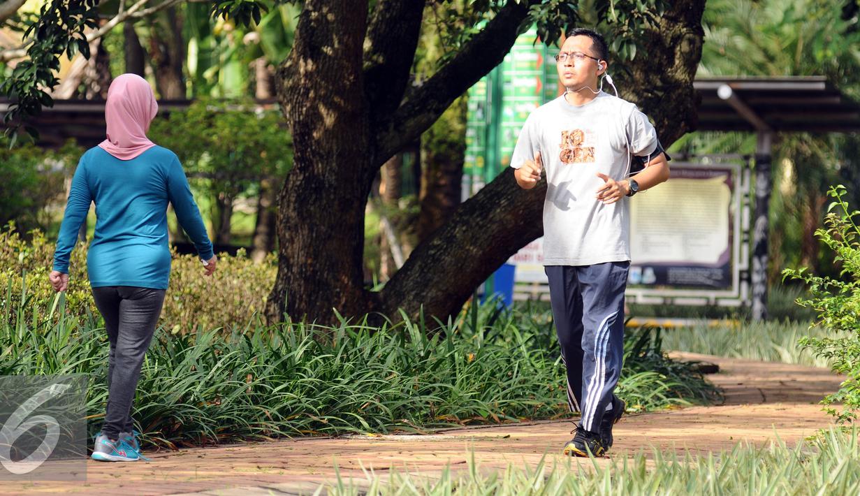 Warga berlari mengelilingi salah satu bundaran di kawasan Kebun Binatang Ragunan, Jakarta, Minggu (9/10). Kawasan KBR menjadi salah satu lokasi alternatif warga Jakarta untuk berolahraga pada Minggu pagi. (Liputan6.com/Helmi Fithriansyah)