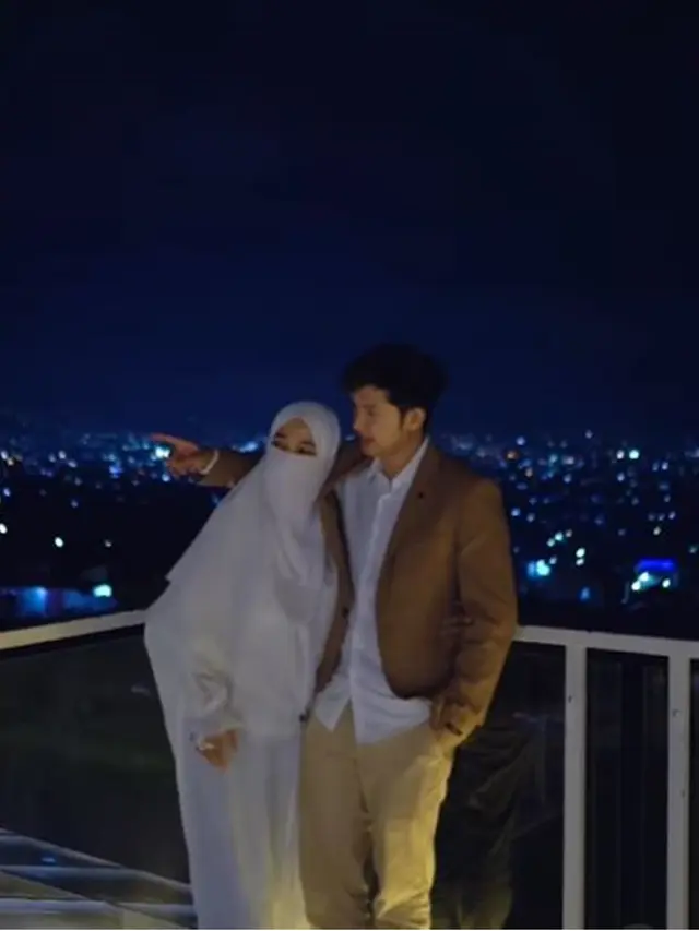 6 Potret Manis Kebersamaan Ustaz Dennis Lim dan Istri yang Bikin Iri Netizen