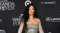 Rihanna berpose saat menghadiri pemutaran perdana film "Black Panther: Wakanda Forever" Marvel Studios di Dolby Theatre di Hollywood, California, pada 26 Oktober 2022. (AFP/Valeri Macon)