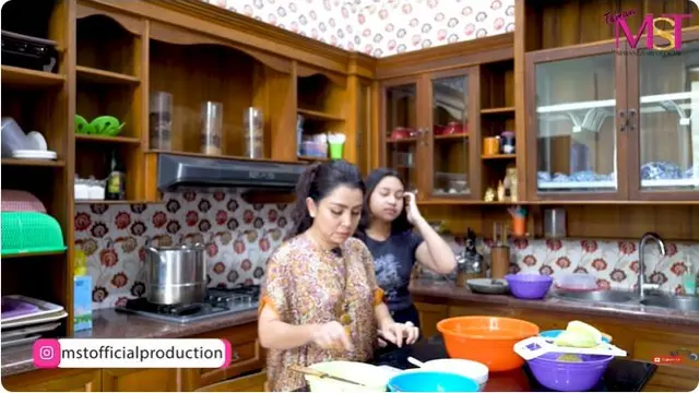 6 Potret Mayangsari Masak Makanan Rumahan untuk Keluarga, Ditemani Khirani