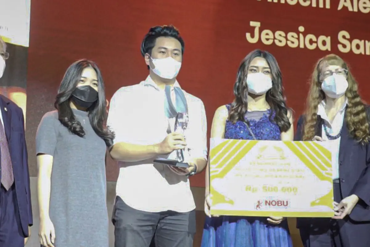 UPH memberikan penghargaan kepada sejumlah mahasiswa berprestasi. (Istimewa)