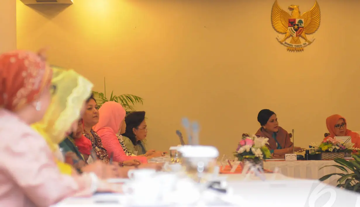 Dalam rapat, selain perkenalan, Iriana Jokowi juga menyatakan akan membentuk organisasi yang akan melakukan berbagai kegiatan, Jakarta, Senin (3/11/2014). (Liputan6.com/Herman Zakharia)