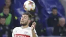 Duel udara pemain Lyon, Lucas Tousart  (kiri) dan pemain Everton, Ademola Lookman (kanan) pada laga grup E Europe League di Groupama Stadium, Lyon, (2/11/2017). Everton kalah 0-3. (AP/Laurent Cipriani)