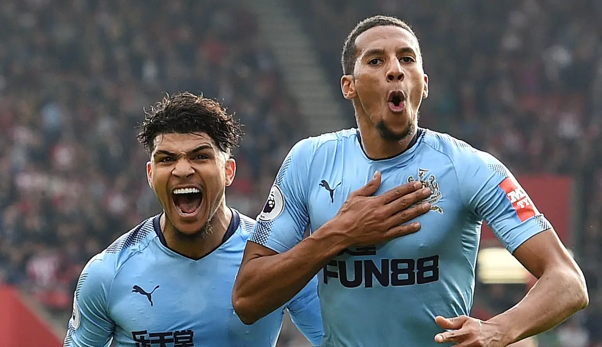 Gelandang Newcastle United, Isaac Hayden, melakukan selebrasi usai mencetak gol ke gawang Southampton pada laga Premier League di Stadion St Mary's, Minggu (15/10/2017). Newcastle United bermain imbang 2-2 Southampton. (AFP/Glyn Kirk)