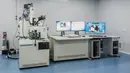 Mikroskop pemindai elektron terlihat di laboratorium untuk sampel Bulan di Observatorium Astronomi Nasional, Beijing, China, 27 November 2020. Laboratorium ini berada di bawah naungan Akademi Ilmu Pengetahuan China (Chinese Academy of Sciences/CAS). (Xinhua/Observatorium Astronomi Nasional, CAS)