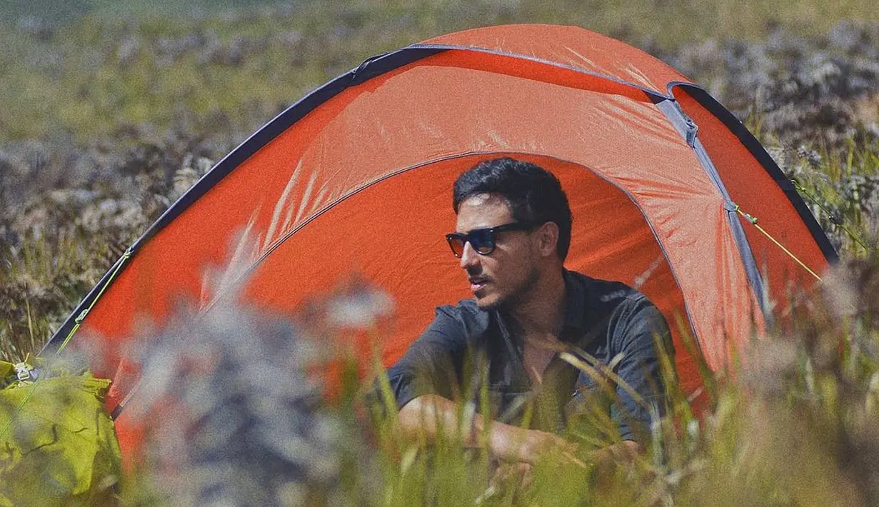 Hamish Daud, merupakan sosok yang juga dikenal sangan mencintai alam semesta, terutama kehidupan laut. Bukan karena menjadi pemandu acara My Trip My Adventure, namun memang sudah berlangsung sejak lama.  (Instagram/hamisdw)