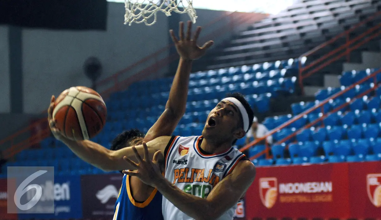 Pebasket Pelita Jaya, Aryo Dewanto Dimas (kanan) mencoba memasukkan bola ke jaring Bimasakti saat laga Indonesia Basketball League 2015-2016 di Senayan, Jakarta, Rabu (13/1/2016). Pelita Jaya unggul 86-36. (Liputan6.com/Helmi Fithriansyah)