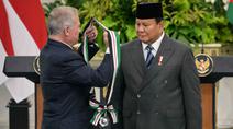 Presiden Republik Indonesia Prabowo Subianto (kanan) menerima penghargaan Bejeweled Grand Cordon of Al-Nahda (Ordo Kebangkitan Yordania) dari Raja Yordania Abdullah II di Istana Kepresidenan, Jakarta, Jumat 14 November 2025. Bejeweled Grand Cordon of Al-Nahda (Ordo Kebangkitan Yordania) adalah tanda kehormatan tertinggi dari Kerajaan Yordania. (BAY ISMOYO/AFP)