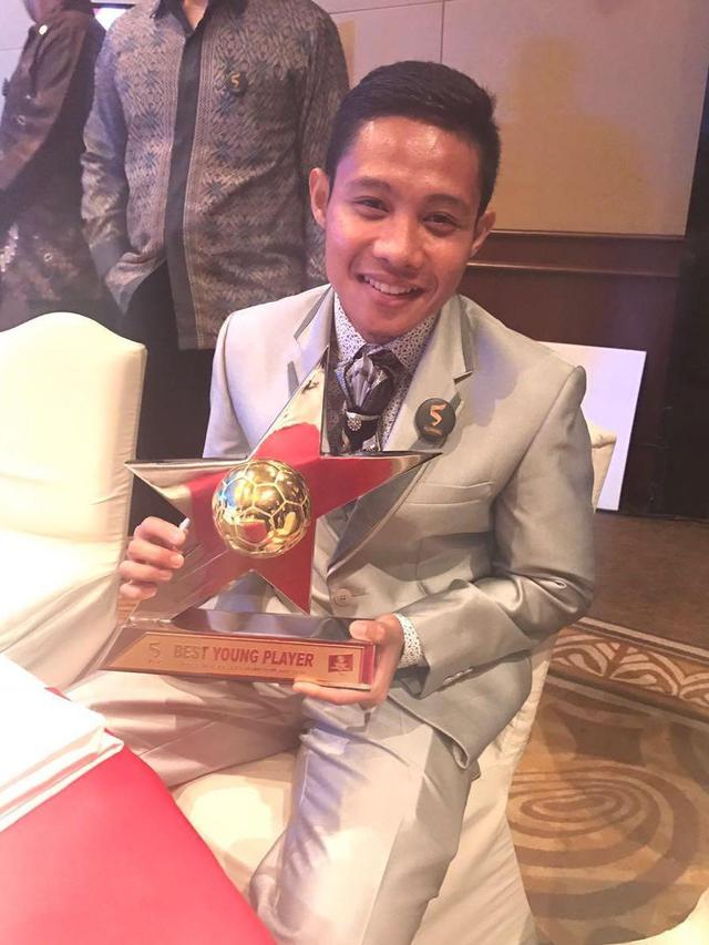 Potret Evan Dimas dengan Gaya Formal, Stylish Abis