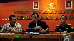 Plt Jaksa Agung Andhi Nirwanto (tengah), Jaksa Muda Pidana Khusus (Jampidsus) Kejagung Widyo Pramono (kiri) dan Kepala Pusat Penerangan Hukum (Kapuspenkum) Kejagung Tony T Spontana (kanan), Senin (17/11/2014)(Liputan6.com/Johan Tallo)