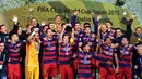 Pemain Barcelona FC merayakan gelar  FIFA Club World Cup usai mengalahkan River Plate 3-0 di Yokohama, Suburban, Tokyo , (20/12/2015). (AFP Photo/Yoshikazu Tsuno)