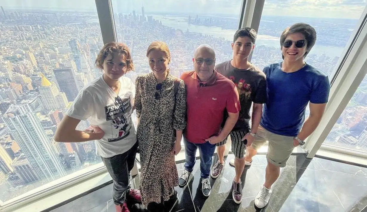 <p>Bersama suami dan anaknya, Maia mengenakan maxi dress lengan panjang bermotif ketika berada di Empire State Building, New York. @maiaestiantyreal</p>