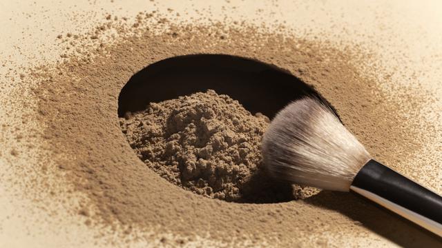 Ilustrasi contour powder disertai sebuah brush make up (Foto Dok: Freepik/freepik)