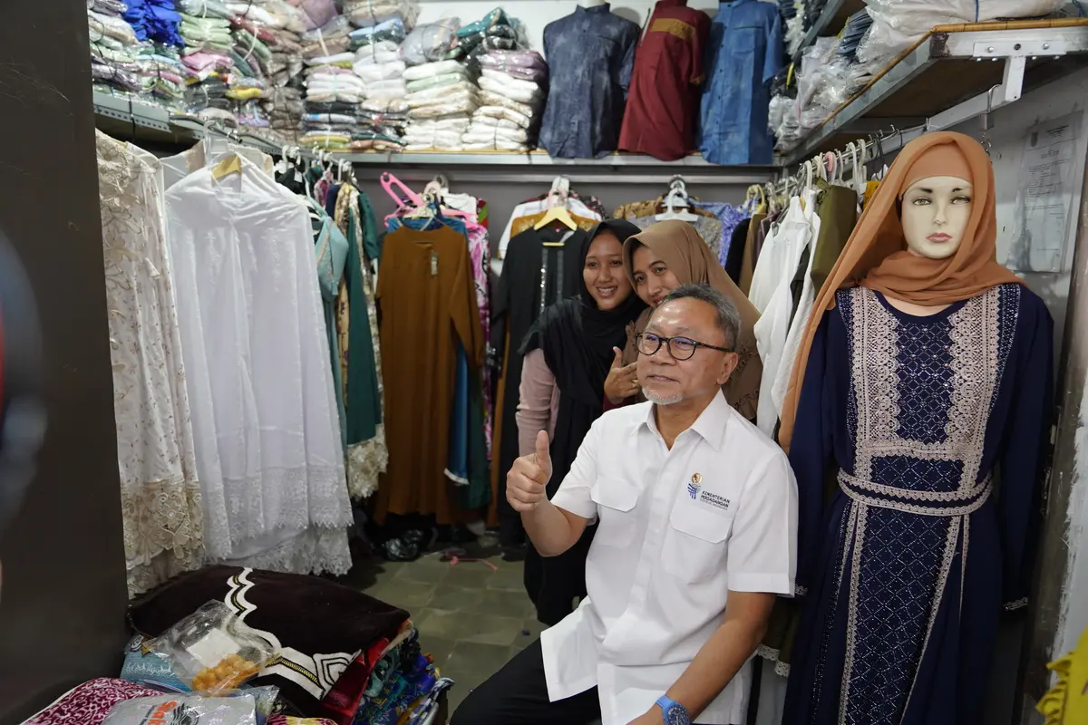 Menteri Perdagangan (Mendag) RI Zulkifli Hasan (Zulhas) meninjau langsung para pedagang Pasar Johar, Semarang, Jawa Tengah, Sabtu, (7/10/2023)