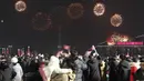 Pertunjukan kembang api untuk merayakan Tahun Baru menghiasi langit di Kim Il Sung Square di Pyongyang, Korea Utara, Minggu (1/1/2023). (AP Photo/Cha Song Ho)