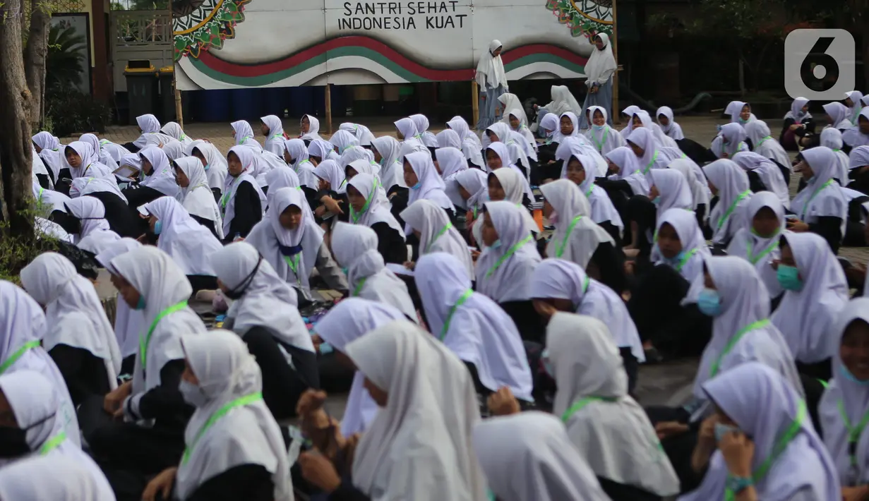 Sejumlah santri mengikuti kegiatan doa Istighosah di Pondok Pesantren An-Nuqthah, Kota Tangerang, Banten, Kamis (22/10/2020). Kegiatan tersebut digelar untuk memperingati Hari Santri Nasional dengan tema "Santri Sehat, Indonesia Kuat" yang jatuh pada hari ini. (Liputan6.com/Angga Yuniar)