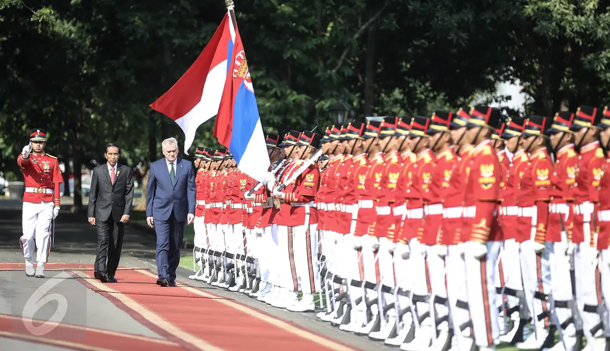 Presiden Jokowi (kiri) mendampingi tamunya Presiden Republik Serbia, Tomislav Nikolic melakukan inspeksi pasukan saat kunjungan kenegaraan di Istana Merdeka, Jakarta, Rabu (27/4). (Liputan6.com/Faizal Fanani)