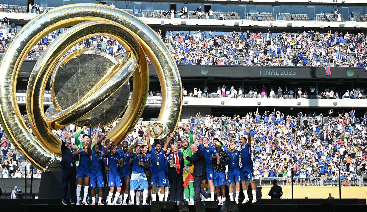 Setelah itu, pelatih asal Italia tersebut berhasil membawa Chelsea menjuarai Piala Dunia Antarklub 2025 yang berlangsung di Amerika. (AFP/Paul Ellis)