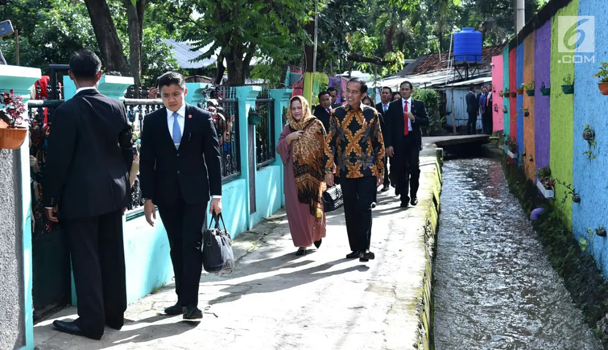 Presiden Jokowi dan Ibu Iriana tiba di pernikahan Novie Ayu Anggraini dan Adrian Anandika Manurung di Lenteng Agung, Jakarta, Jumat (16/2). Ayah mempelai wanita merupakan mantan sopir Jokowi semasa Gubernur DKI. (Liputan6.com/Pool/Biro Pers Setpres)