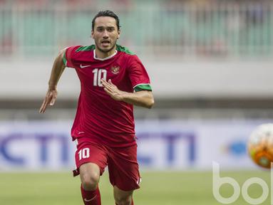 Pemain Timnas U-22 Indonesia, Ezra Walian saat tampil perdana membela Garuda Muda melawan Myanmar pada laga uji coba di Stadion Pakansari, Selasa (21/3/2017). Indonesia kalah 1-3 dari Myanmar. (Bola.com/Vitalis Yogi Trisna)