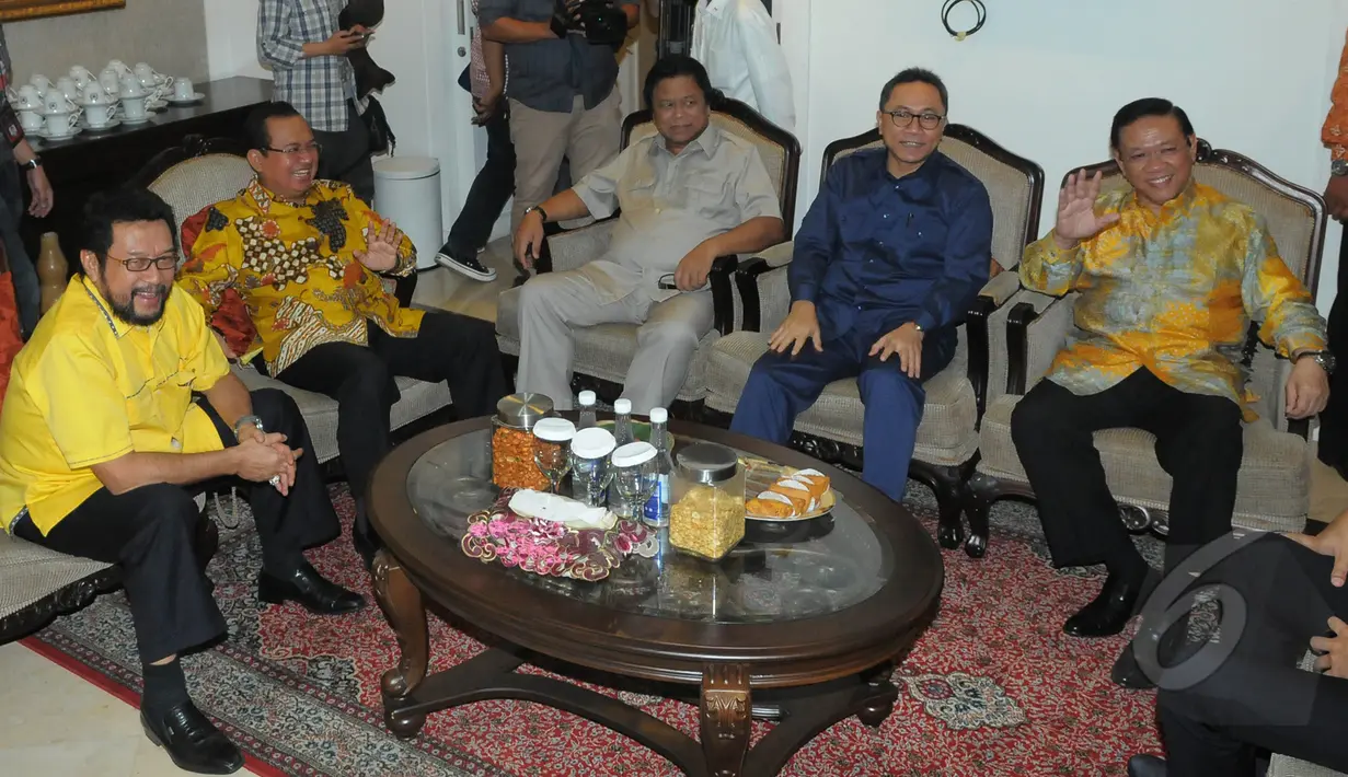 Golkar kubu Agung Laksono menemui Ketua MPR yang juga Ketum PAN, Zulkifli Hasan di rumah dinas ‎Ketua MPR, Jakarta, Kamis (12/3/2015). Pertemuan itu bagian dari silaturahmi setelah Menkumham mengakui keabsahan Munas Ancol. (Liputan6.com/Herman Zakharia) 