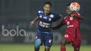 Gelandang Arema FC, Dendi Santoso, menghindari kejaran bek Semen Padang, Boas Artururi. Laga semifinal kedua tim berjalan cepat dan keras kedua klub sama-sama ngotot untuk memperoleh tiket ke final Piala Presiden 2017. (Bola.com/Vitalis Yogi Trisna)