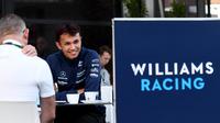 Pembalap Williams, Alex Albon tidak bisa tampil di GP Italia akibat operasi usus buntu. (William WEST / AFP)