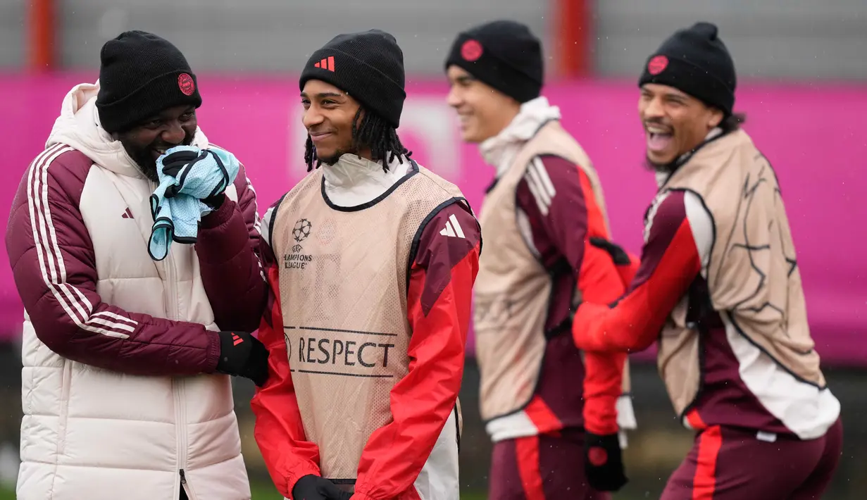 Pemain Bayern Munchen menjalani sesi latihan dengan penuh canda tawa jelang menghadapi Slovan Bratislava di Liga Champions. (AP Photo/Matthias Schrader)
