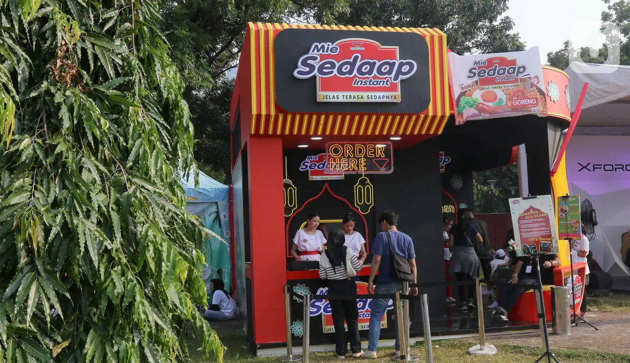 Kehadiran sederet booth menarik perhatian pengunjung yang mulai memadati area KapanLagi Buka Bareng (KLBB) BRI Festival 2024 sejak siang hari. (Liputan6.com/Herman Zakharia)
