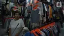 Pedagang menunggu pembeli pakaian bekas (Thrifting) di pasar Proyek Senen, Jakarta, Selasa (12/10/2021).Thrifting atau membeli barang bekas layak pakai guna menghemat pengeluaran. (merdeka.com/Imam Buhori)