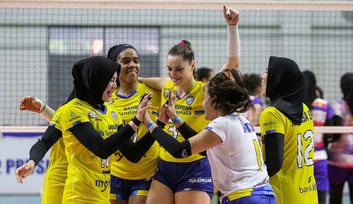 Dalam pertandingan babak final four Proliga 2022 tersebut, Bandung bjb Tandamata memenangi laga yang berlangsung sangat ketat itu dengan skor 3-2. (Bola.com/Bagaskara Lazuardi)