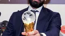 Bintang Mesir dan Liverpool Mohamed Salah berpose dengan trofi Pemain Terbaik Afrika 2017 seusai acara penghargaan tahunan Konfederasi Sepak Bola Afrika (CAF) di Ghana, Kamis (4/1). Salah memang tampil gemilang sepanjang 2017. (AP/Christian Thompson)