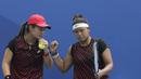 Ganda Indonesia, Priska Nugroho / Rifanty Kahfiani, saat melawan Peangtarin Plipuech / Tamarine Tanasugarn pada SEA Games 2019 di Kompleks Rizal Memorial, Kamis (5/12). Ganda Indonesia kalah 4-6, 7-6 dan 5-10. (Bola.com/M Iqbal Ichsan)
