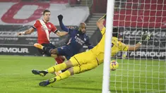 Pemain Arsenal Alexandre Lacazette (tengah) mencetak gol ke gawang Southampton pada pertandingan Liga Inggris di Stadion St Mary, Southampton, Inggris, Selasa (26/1/2021). Arsenal menang 3-1 atas Southampton. (Andy Rain/Pool via AP)