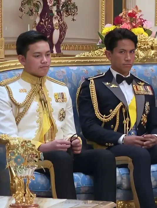 Keduanya pun tampil gagah mengenakan seragam militer Brunei Darussalam. Mateen mengenakan warna hitam lengkap dengan dasi kupu-kupu, semantara Wakeel dengan baju militer putihnya. [@dytmabdulwakeel]