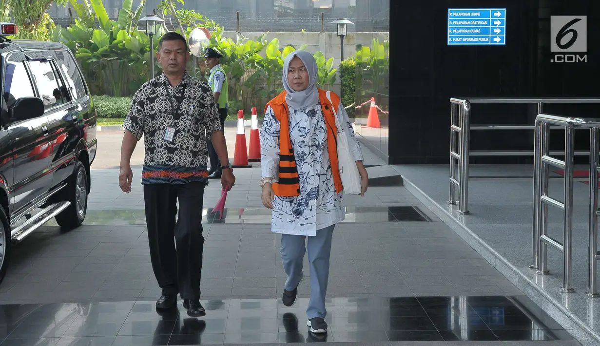 Kadis Peternakan Pemprov Jawa Timur Rohayati berjalan saat akan diperiksa di KPK, Jakarta, Jumat (7/7). Rohayati juga diperiksa terkait pembahasan revisi Perda tentang Pengendalian Ternak Sapi dan Kerbau Betina Produktif. (Liputan6.com/Helmi Afandi)