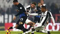 Dua pemain Juventus coba menghentikan pergeraka pemain Atalanta dalam lanjutan Serie A di Juventus Stadium, Turin, Sabtu (3/12/2016) waktu setempat. (AFP/Marco Bertorello)